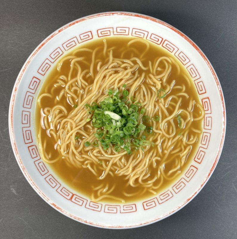 株式会社菊水 味の大王 元祖カレーラーメン 中辛完成、器に盛る