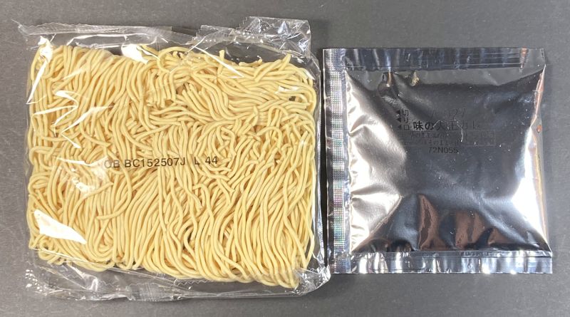 株式会社菊水 味の大王 元祖カレーラーメン 中辛の中身の麺とスープの素