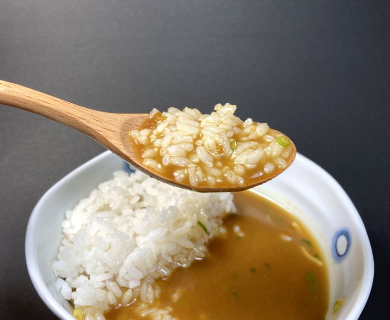 株式会社菊水 味の大王 元祖カレーラーメン 中辛のライスをスプーンで掬う