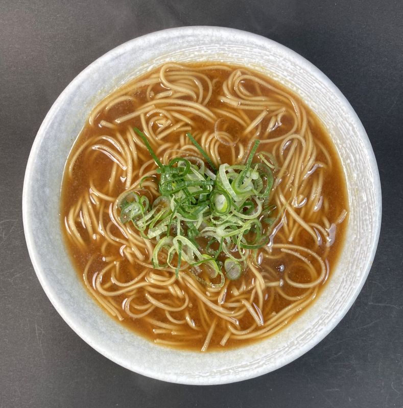 VEGAN CURRY RAMENを器に盛る