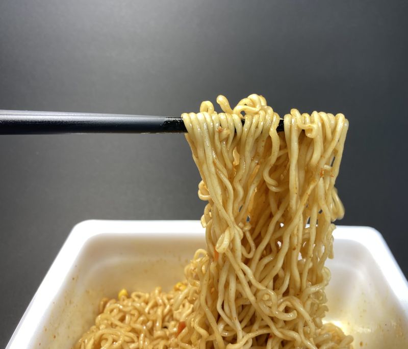 やきそばを箸でつまむ
