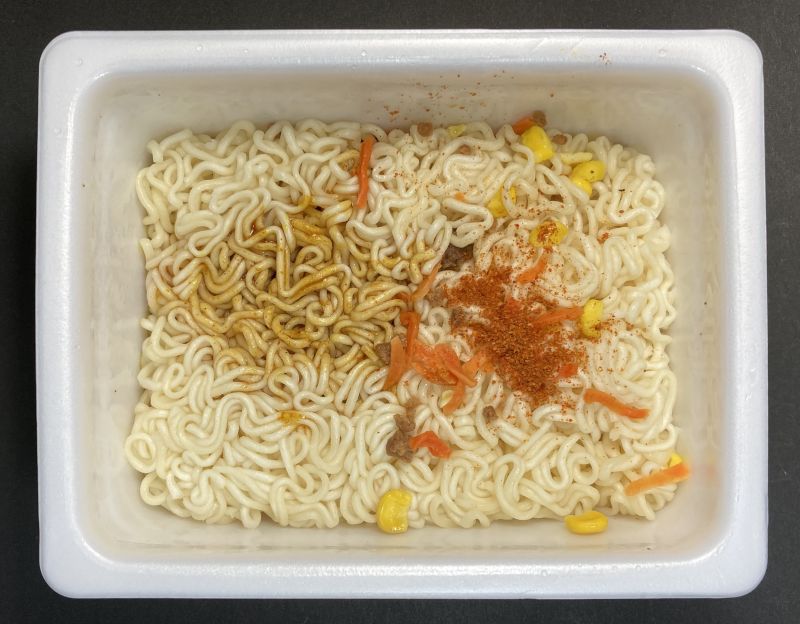 ソース、ガラムマサラを麺にかける