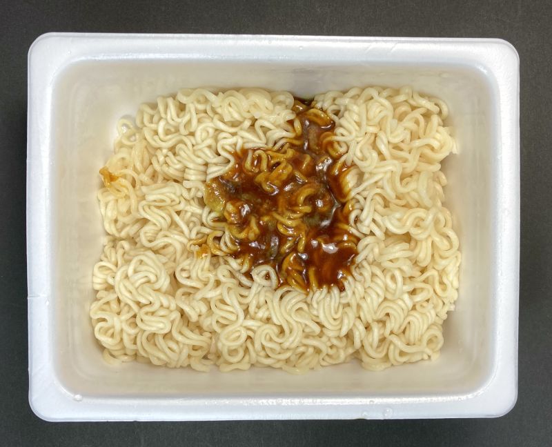カレーソースを麺にかける