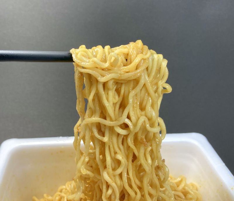 麺を箸でつまみ上げる