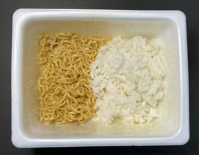 sペヤング やきそば ツナマヨカレー味をライスと食べてみる