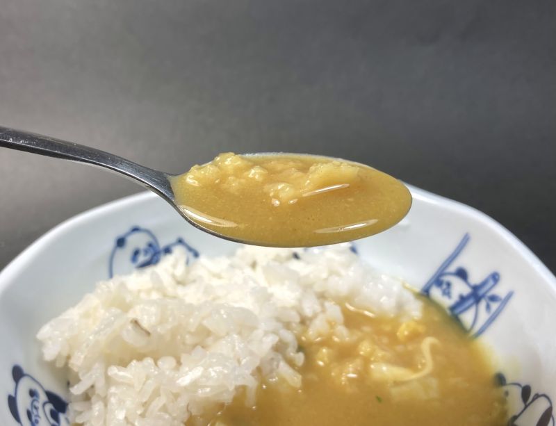 マルちゃん黄色い天ぷら_カレーうどんスプーンで掬う画像