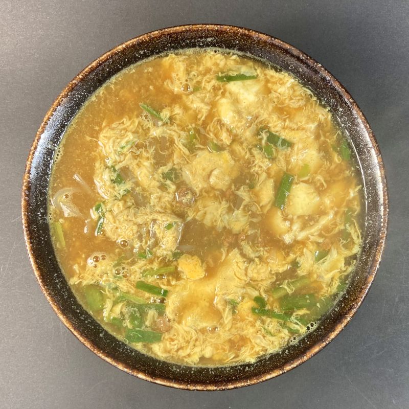 株式会社桝元 宮崎発 生 カレー×辛麺を器に盛る