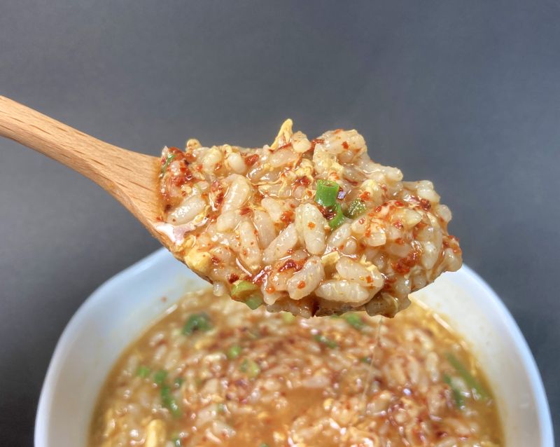 株式会社桝元 宮崎発 生 カレー×辛麺をスプーンですくう