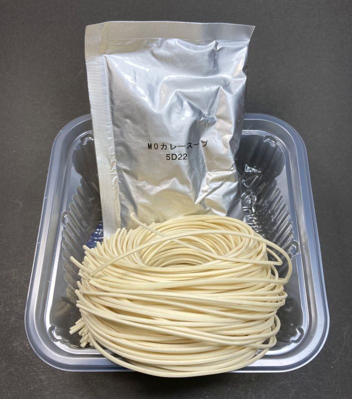 ハイカラ！厳選スパイス×香味野菜 コク旨スープ 神戸カレーラーメンの袋の中身の麺とカレースープの素