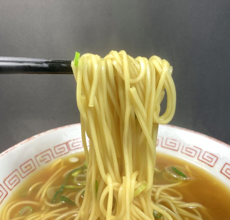 ハイカラ！厳選スパイス×香味野菜 コク旨スープ 神戸カレーラーメンの麺