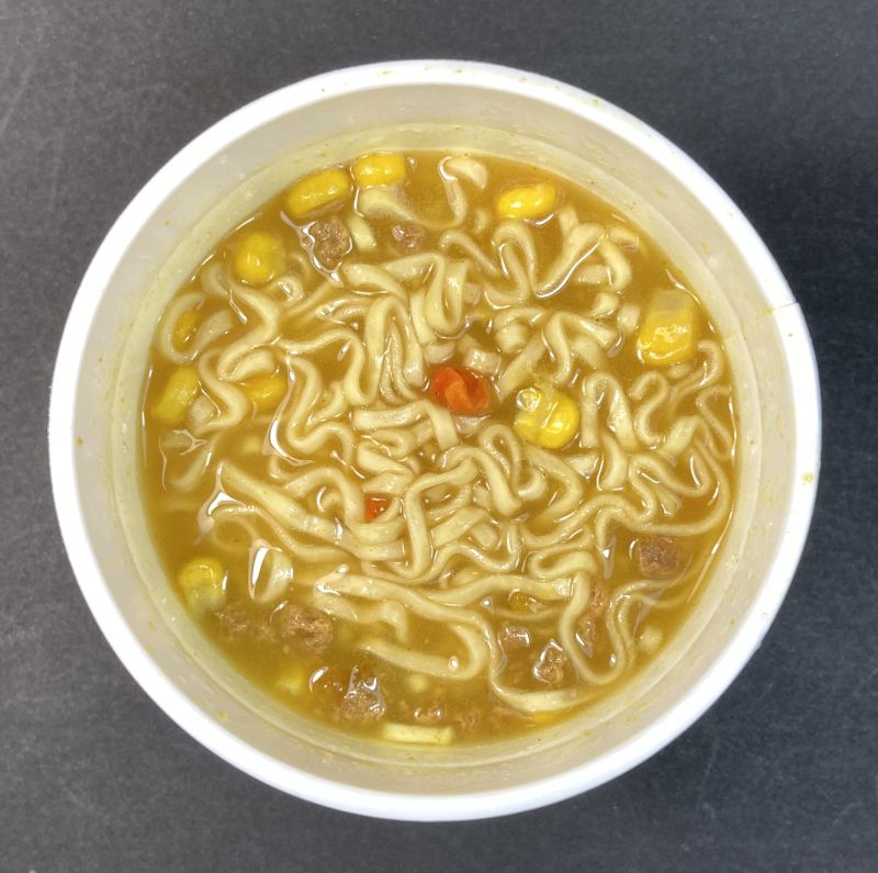 なつかしの食堂の黄色いカレーヌードル出来上がり