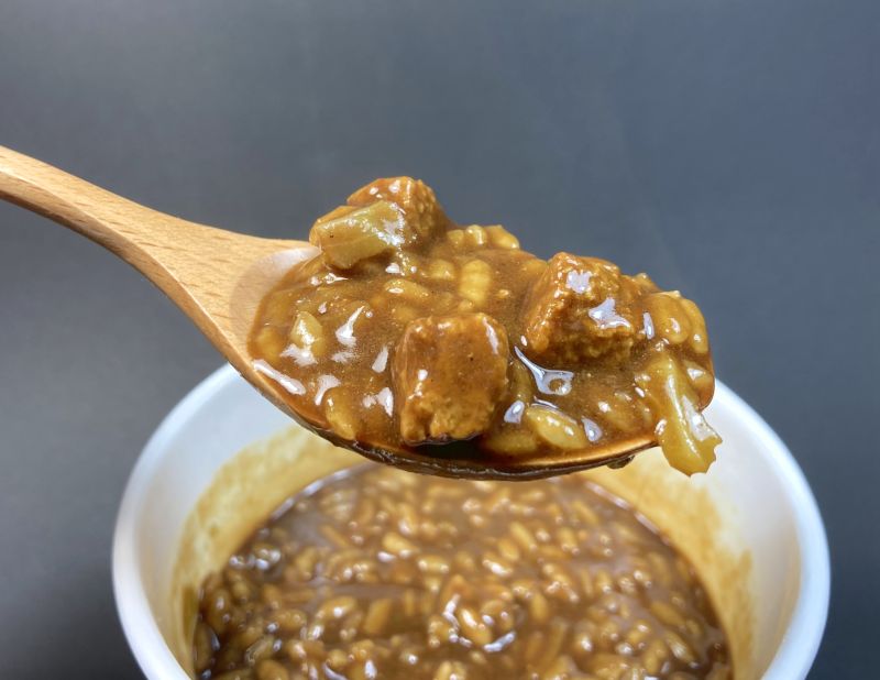 日清食品株式会社 アパ社長カレーメシ 本格派ビーフカレー風の完成後3分かき回す