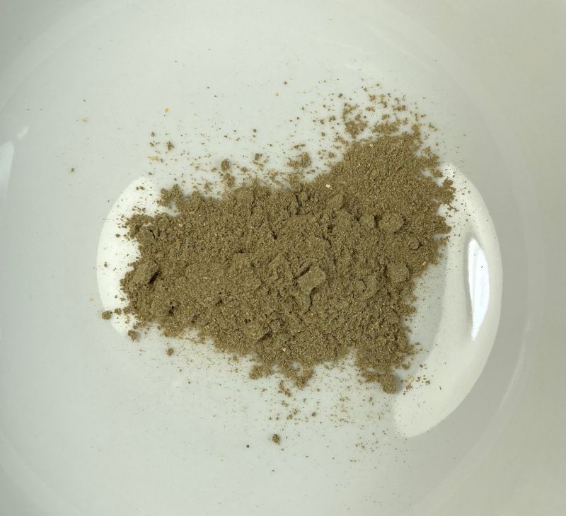 日清食品株式会社 チキンラーメンブラック スパイスカレー味のパウダーをお皿に出す