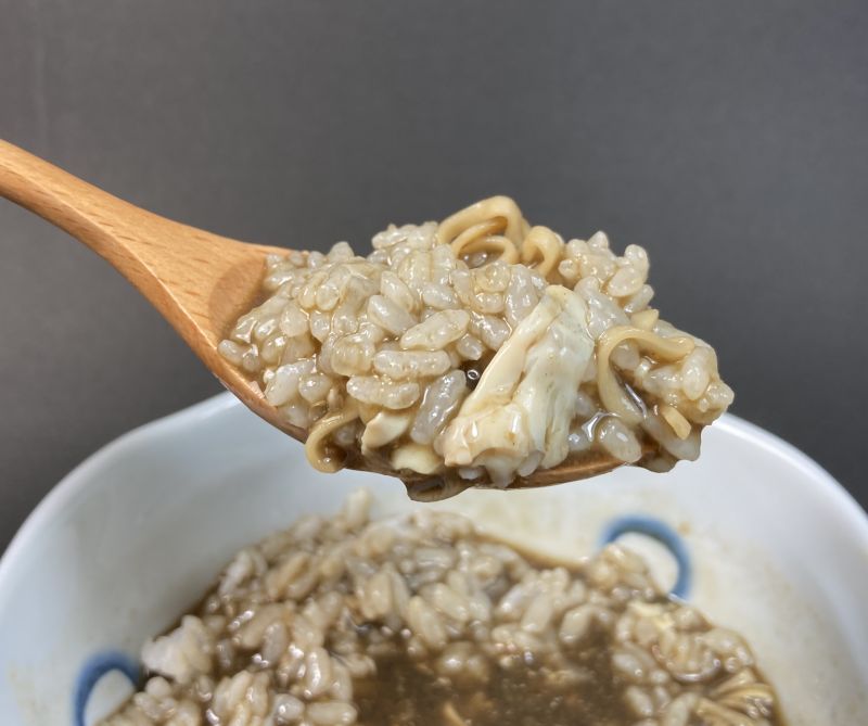 日清食品株式会社 チキンラーメンブラック スパイスカレー味のスープをスプーンですくう