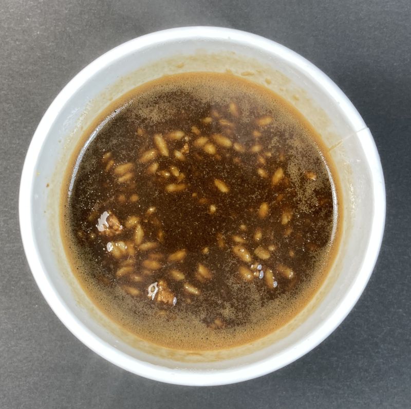 日清食品株式会社 カレーメシ ブラック 濃厚ビーフの30秒混ぜた状態