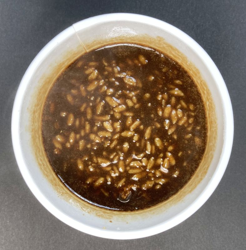 日清食品株式会社 カレーメシ ブラック 濃厚ビーフの60秒混ぜた状態