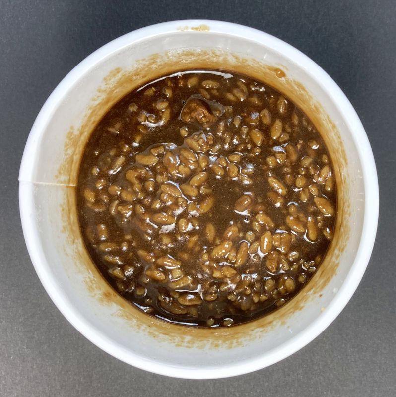 日清食品株式会社 カレーメシ ブラック 濃厚ビーフの300秒混ぜた状態