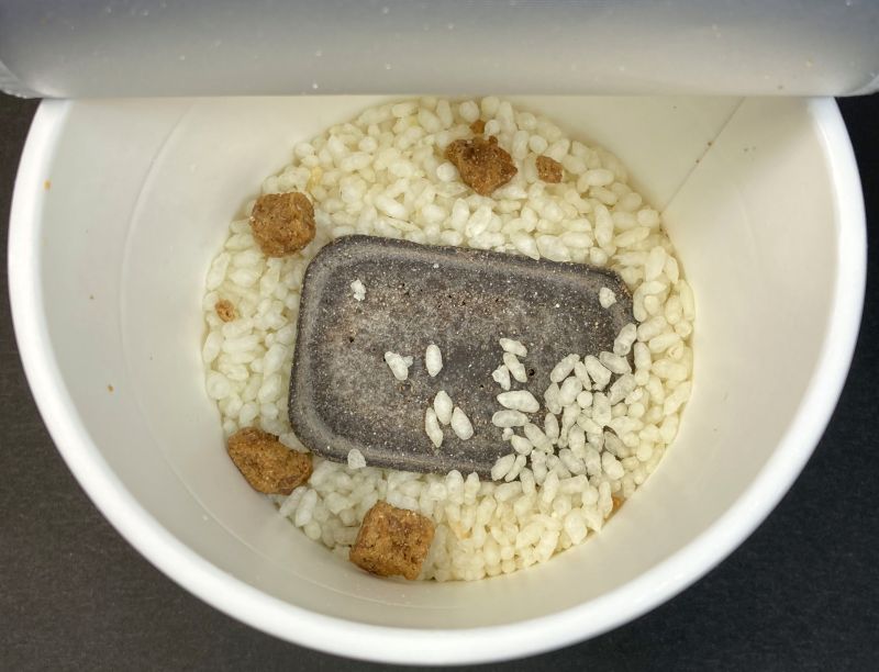 日清食品株式会社 カレーメシ ブラック 濃厚ビーフの中身