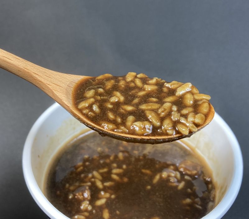 日清食品株式会社 カレーメシ ブラック 濃厚ビーフの30秒混ぜた状態2