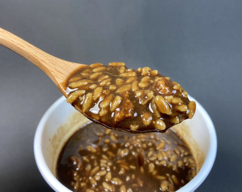 日清食品株式会社 カレーメシ ブラック 濃厚ビーフの60秒混ぜた状態