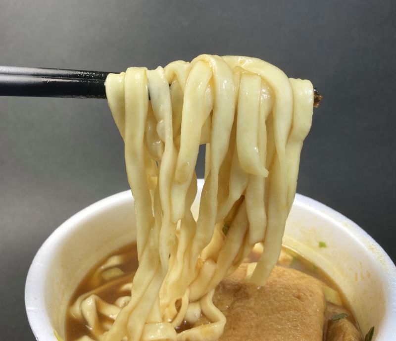 どん兵衛最強うまさ格別カレーうどんをはしで食べる