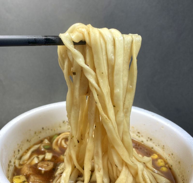 うどんをはしでつまむ