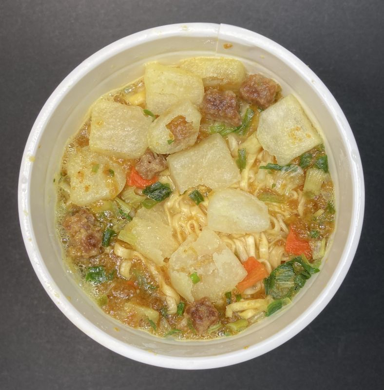 日清食品株式会社 CUP NOODLE CURRY 魔改造 こってりガリマヨカレー!?出来上がりで混ぜる前