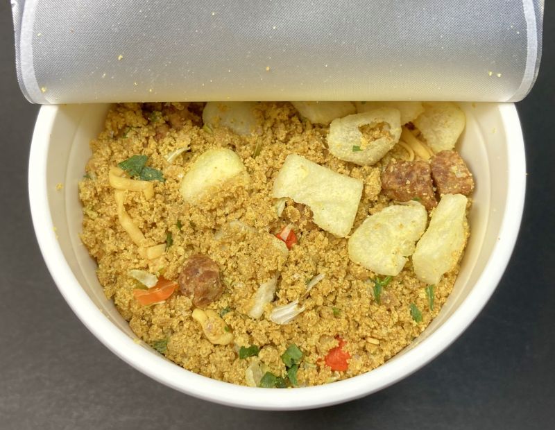 日清食品株式会社 CUP NOODLE CURRY 魔改造 こってりガリマヨカレー!?のカップの中身
