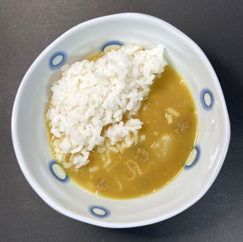 日清食品株式会社 CUP NOODLE CURRY 魔改造 こってりガリマヨカレー!?の残ったスープでカレーライスしまいた