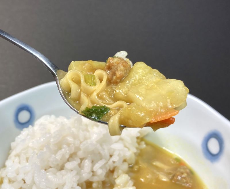 日清食品株式会社 CUP NOODLE CURRY 魔改造 こってりガリマヨカレー!?の具材の紹介