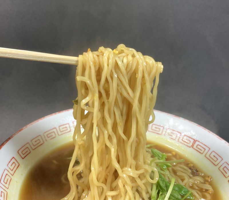 小笠原製粉株式会社 ブンチョウ 鳥好き用 ラーメンの麺を箸でつまむ