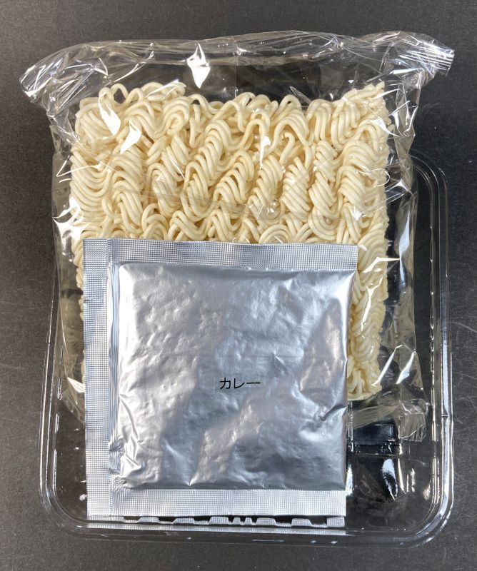 小笠原製粉株式会社 ブンチョウ 鳥好き用 ラーメンの中身のラーメンと粉末スープ