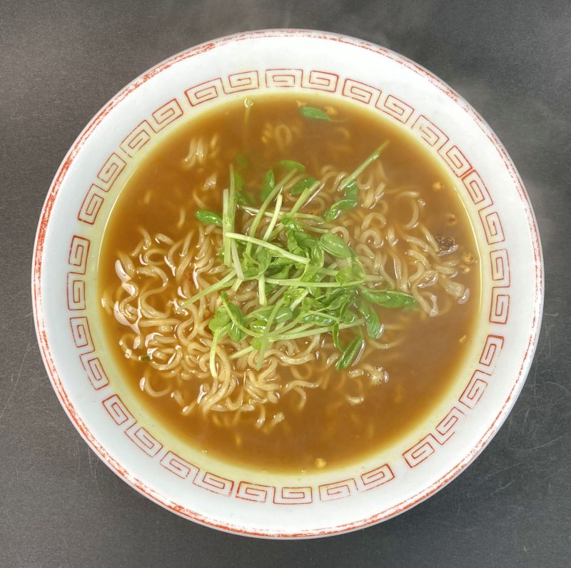 小笠原製粉株式会社 ブンチョウ 鳥好き用 ラーメンを丼に盛る