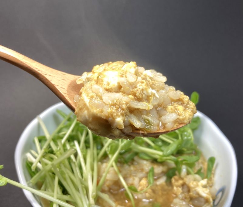 小笠原製粉株式会社 ブンチョウ 鳥好き用 ラーメンのスープで作った雑炊をスプーンですくう