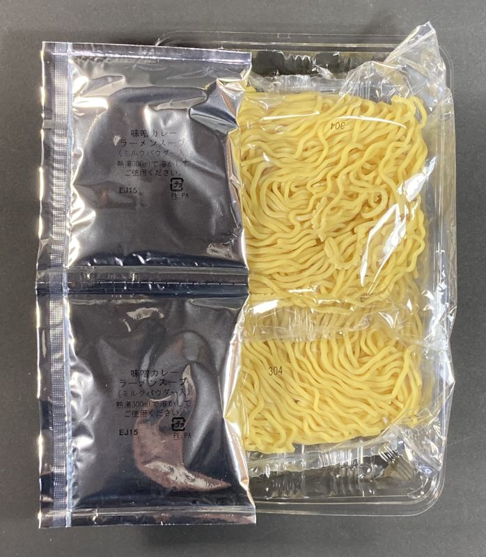 高砂食品株式会社 青森発 味噌カレー牛乳らぁめんの中身の麺とスープ