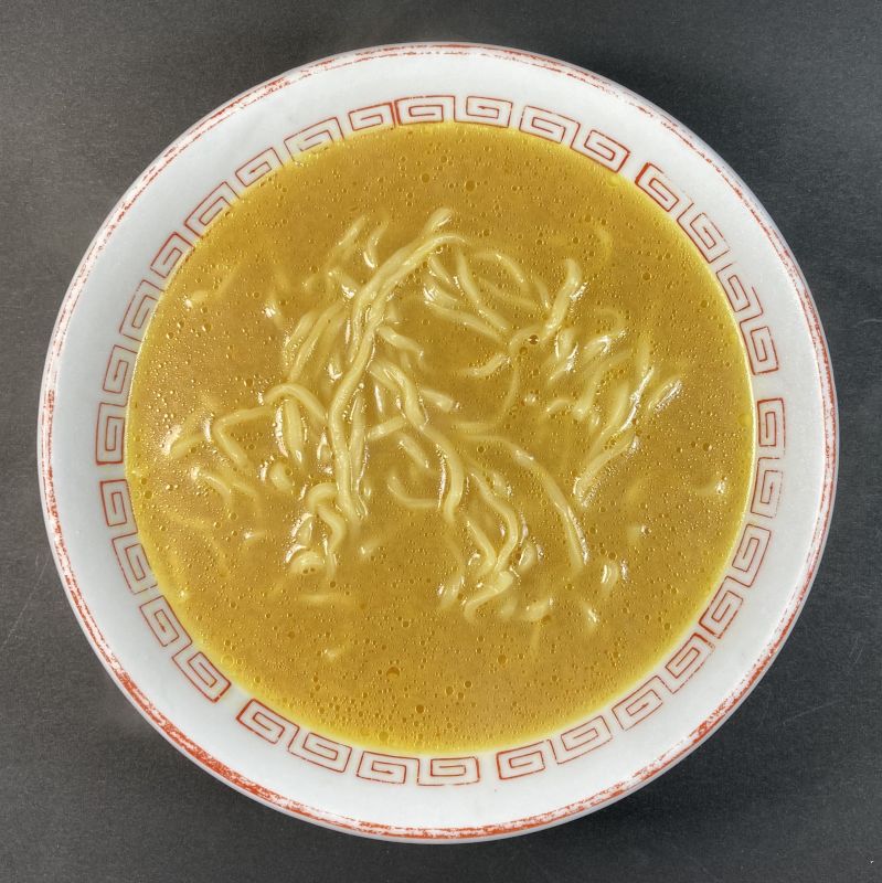 高砂食品株式会社 青森発 味噌カレー牛乳らぁめんを器に盛る