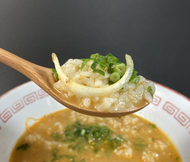 高砂食品株式会社 青森発 味噌カレー牛乳らぁめんに入れたライスをすくう