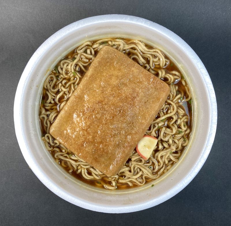 濃厚カレーきつねそばデカ盛りカップめん完成画像