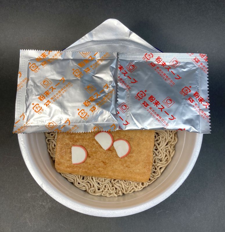 粉末スープと乾麺とかやくの写真