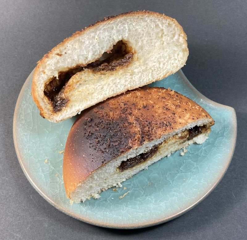 第一屋製パン株式会社 100時間カレー監修 焼きチーズカレーパンを半分にカットする