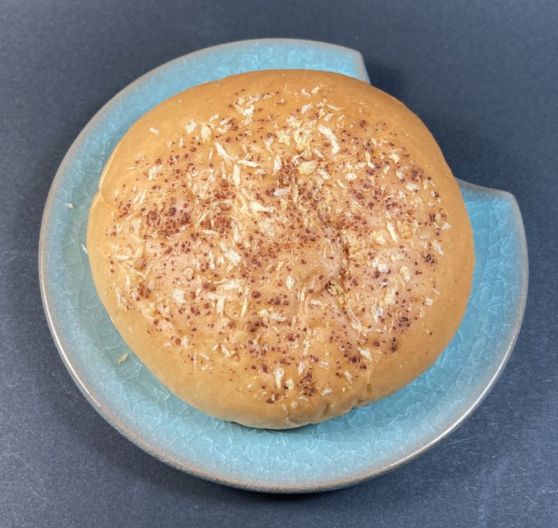 第一屋製パン株式会社 100時間カレー監修 焼きチーズカレーパンをお皿に盛る