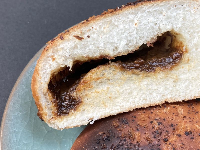 第一屋製パン株式会社 100時間カレー監修 焼きチーズカレーパンの中の餡のアップ画像