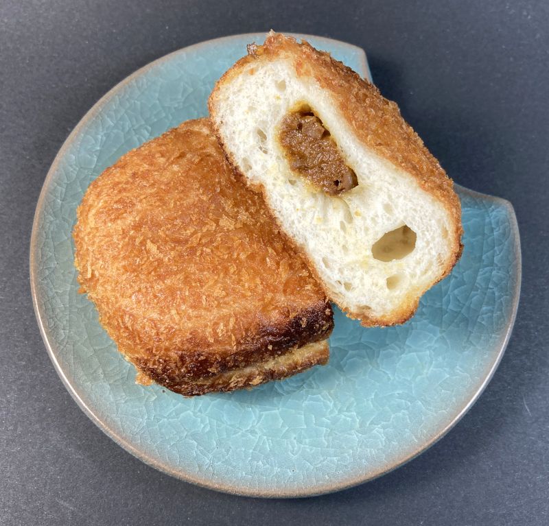 第一屋製パン株式会社 ホクト 3種のきのこカレーパンを半分にカットする