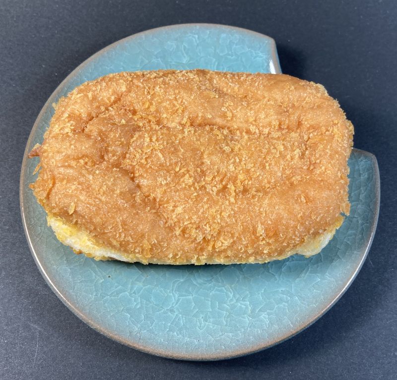 第一屋製パン株式会社 ホクト 3種のきのこカレーパンをお皿に盛る