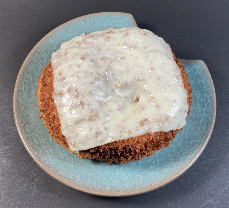 松坂牛 カレーパンにチーズをのせる