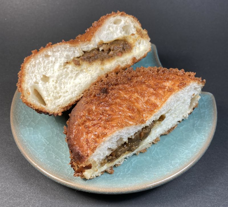 松坂牛 カレーパンを半分にカットする