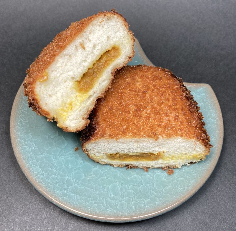 カレーパンを半分にカット