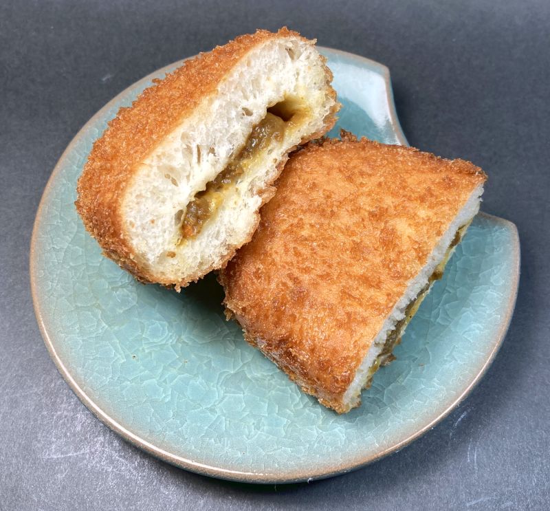 半分にカットしたカレーパン
