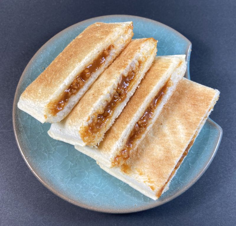 バターチキンカレーを半分にカットした