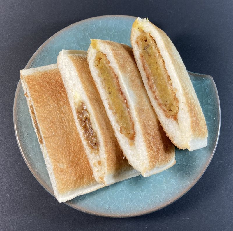 ランチパック カレーコロッケとやきそばのパンを半分にカットしました。
